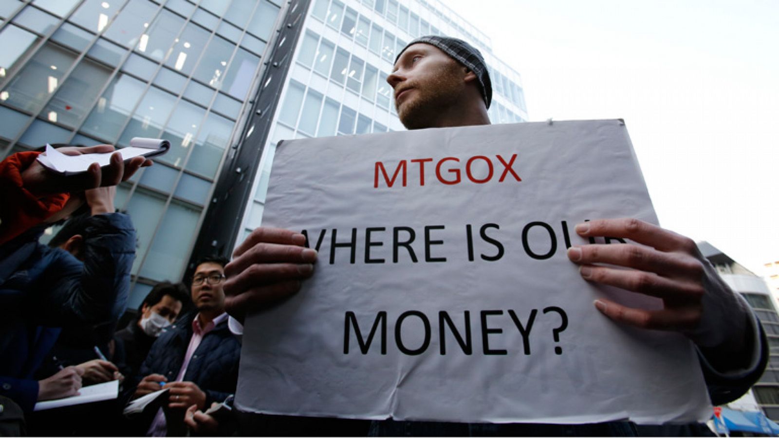 Telediario 1: La casa de cambio virtual de bitcoins Mount Gox anuncia su cierre temporal | RTVE Play