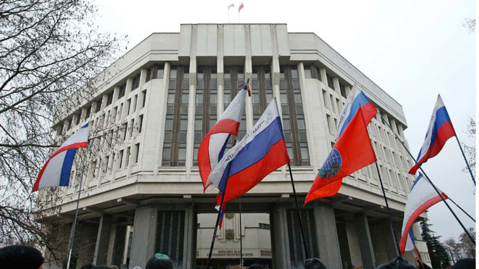 Hombres armados toman los edificios oficiales en la capital de Crimea