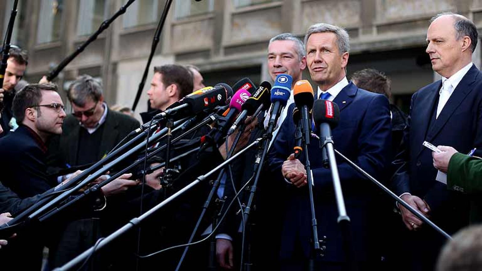 La Audiencia de Hannover (norte) absolvió hoy al expresidente alemán Christian Wulff de los cargos de corrupción por haber aceptado una invitación en 2008 para asistir a la popular Oktoberfest de Múnich. La cámara desestimó las acusaciones presentadas por la fiscalía contra el político cristianodemócrata, quien dimitió como presidente en febrero de 2012 en medio de sospechas de corrupción y cohecho en su etapa anterior como primer ministro de Baja Sajonia.
