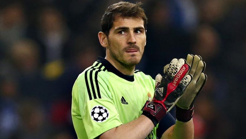 Hubiera sido el empate del Schalke y la grada ya lo cantaba, pero de nuevo apareció Iker. En la línea de gol, a bocajarro,  un balón de ensueño para Draxler que Casillas convirtió en pesadilla con una parada que no nos cansamos de ver. El delantero a