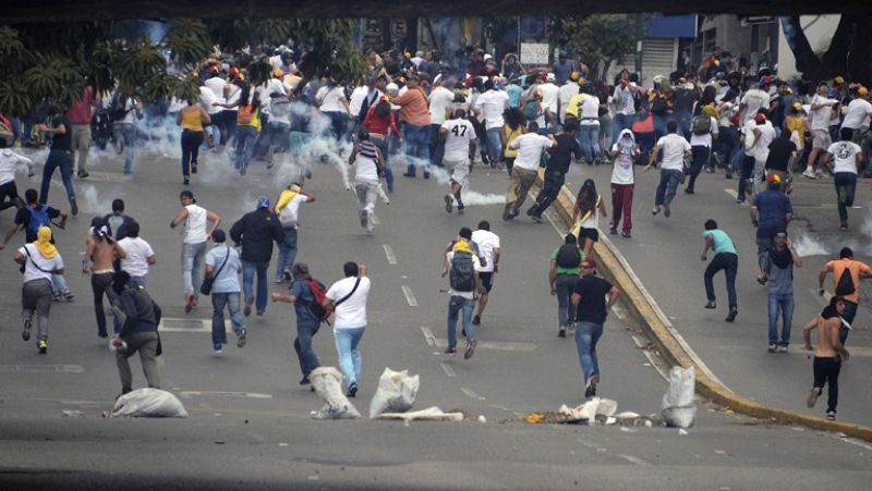 Los estudiantes de Venezuela vuelven a manifestarse en Caracas contra el presidente Maduro