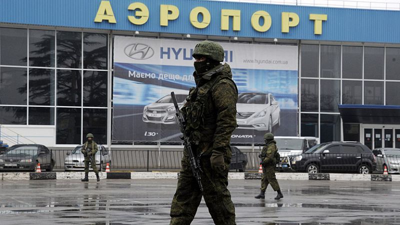 Medio centenar de hombres armados toma por unas horas el aeropuerto de la capital de Crimea