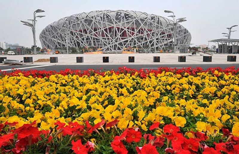 Millones de flores adornan las calles de Pekín a la espera del comienzo de los Juegos.