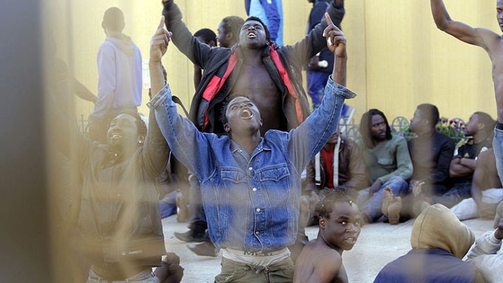  - Más de 200 inmigrantes entran en Melilla en un nuevo salto masivo a la valla