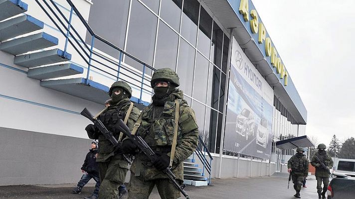 Ocupan aeropuertos de Crimea