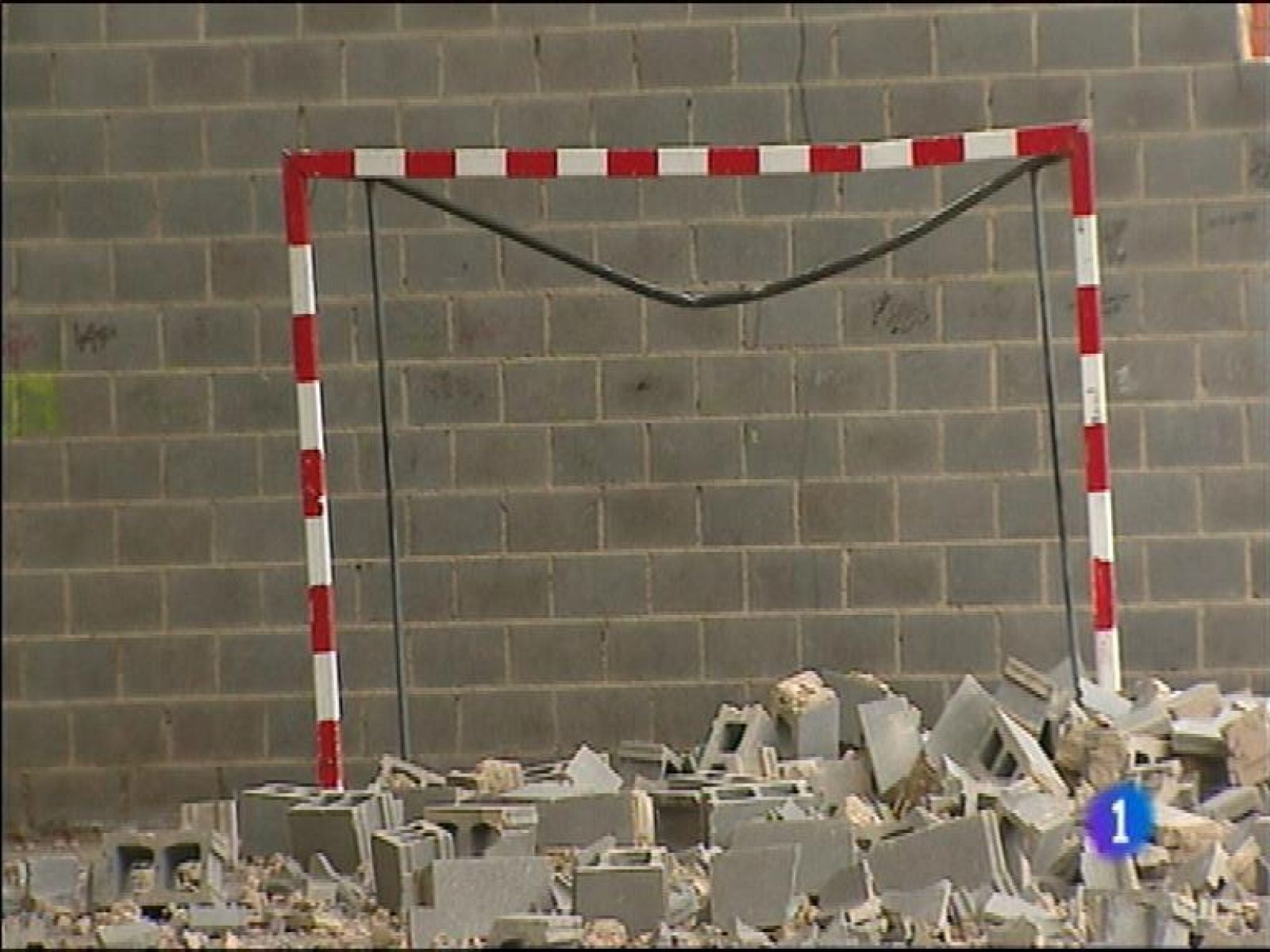  El Principado puede recurrir por via judicial las devoluciones del "céntimo sanitario".El viento derriba el polideportivo de un colegio en Blimea.