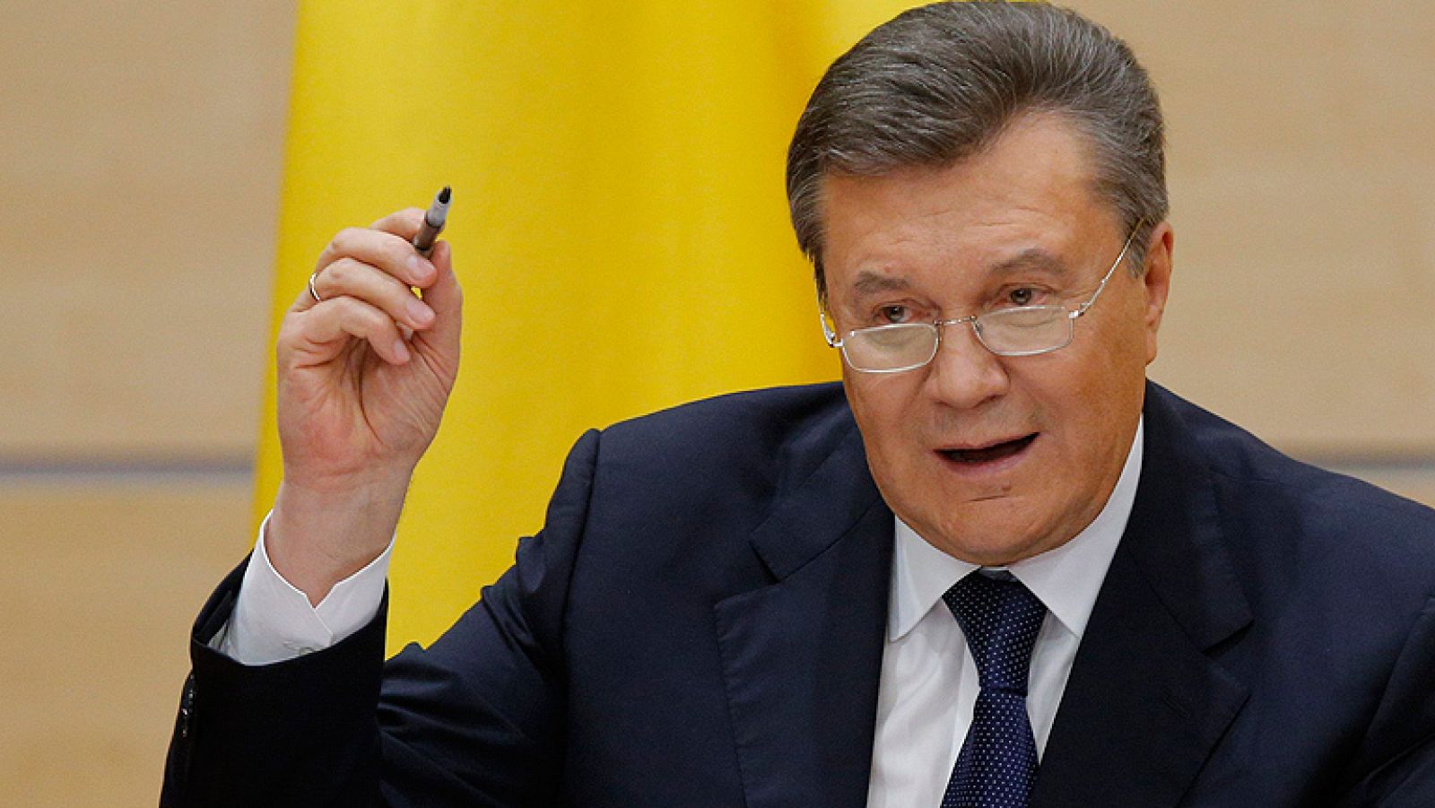  El depuesto presidente del país, Víktor Yanukóvich, ha reaparecido en Moscú y ha asegurado que está decidido a seguir luchando por el futuro de Ucrania y que considera que Rusia está obligada a actuar.  El depuesto presidente ucraniano ha denunciado que la Unión Europea y EE.UU. son ¿responsables¿ del ¿caos¿ en su país e instar al Kremlin a actuar. Tras una semana en paradero desconocido, Yanukóvich ha comparecido ante la prensa en la ciudad de Rostov del Don, cerca de la frontera ucraniana y mientras la tensión era máxima en la región autonóma de Crimea.