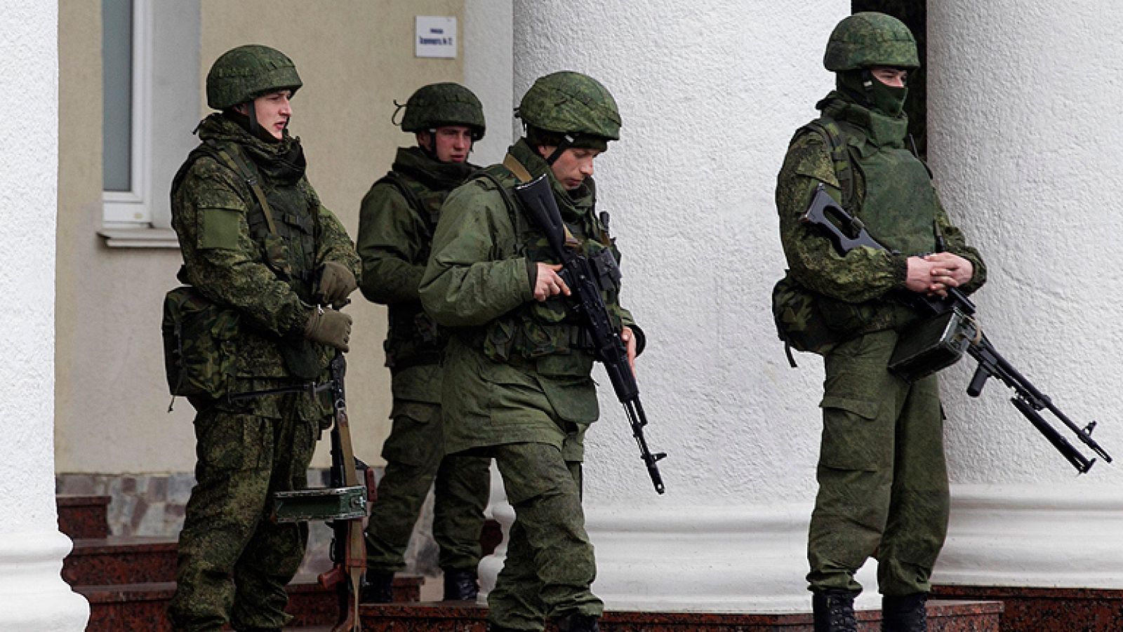 Telediario 1: Hombres armados y uniformados toman el control de los dos principales aeropuertos de Crimea | RTVE Play