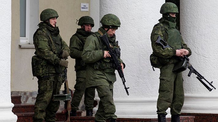 Hombres armados y uniformados toman el control de los dos principales aeropuertos de Crimea