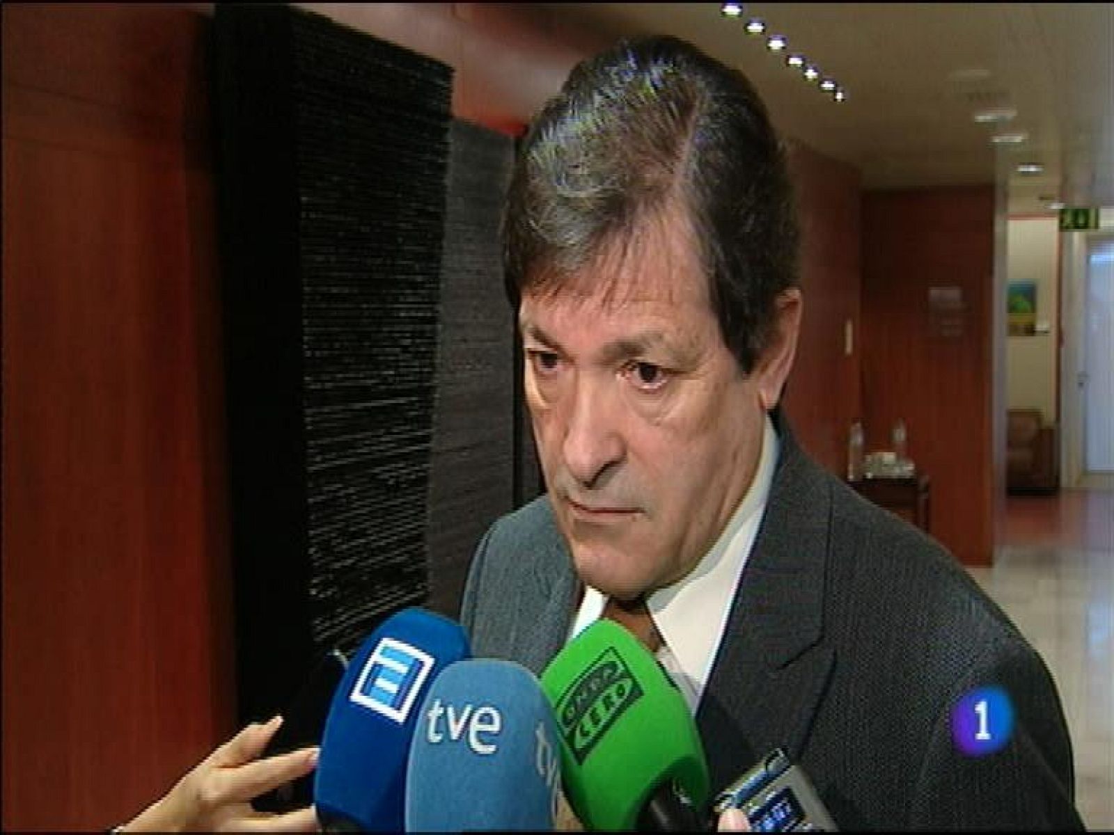 Javier Fernández dice que recurrirá por via judicial si el Estado no asume las devoluciones que conlleve la declaración de ilegalidad del "céntimo sanitario".El viento derriba la cancha del polideportivo del Colegio Público "El parque de Blimea", en San Martín del Rey Aurelio.