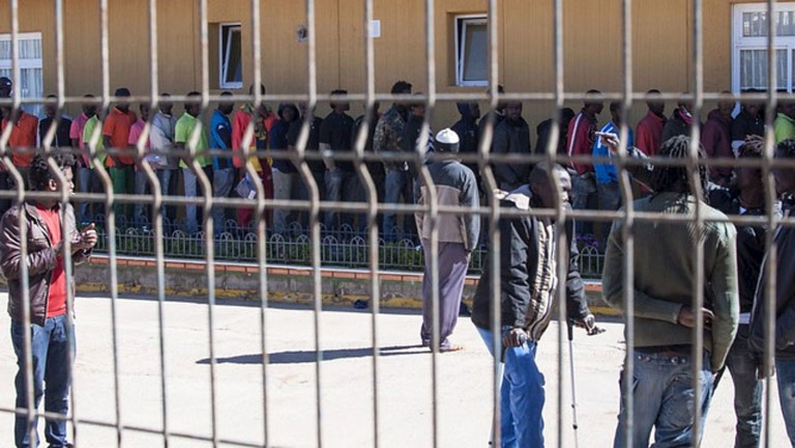 Dos centenares de inmigrantes entran en Melilla en un nuevo salto masivo a la valla 