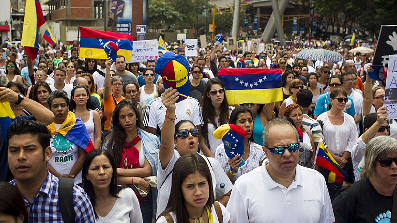 Telediario 1: Venezuela eleva a 17 los muertos desde el comienzo de las protestas | RTVE Play