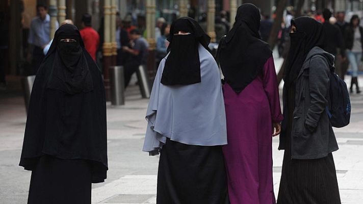 Telediario 1 - Reus es el primer municipio de España que prohíbe el burka en la calle