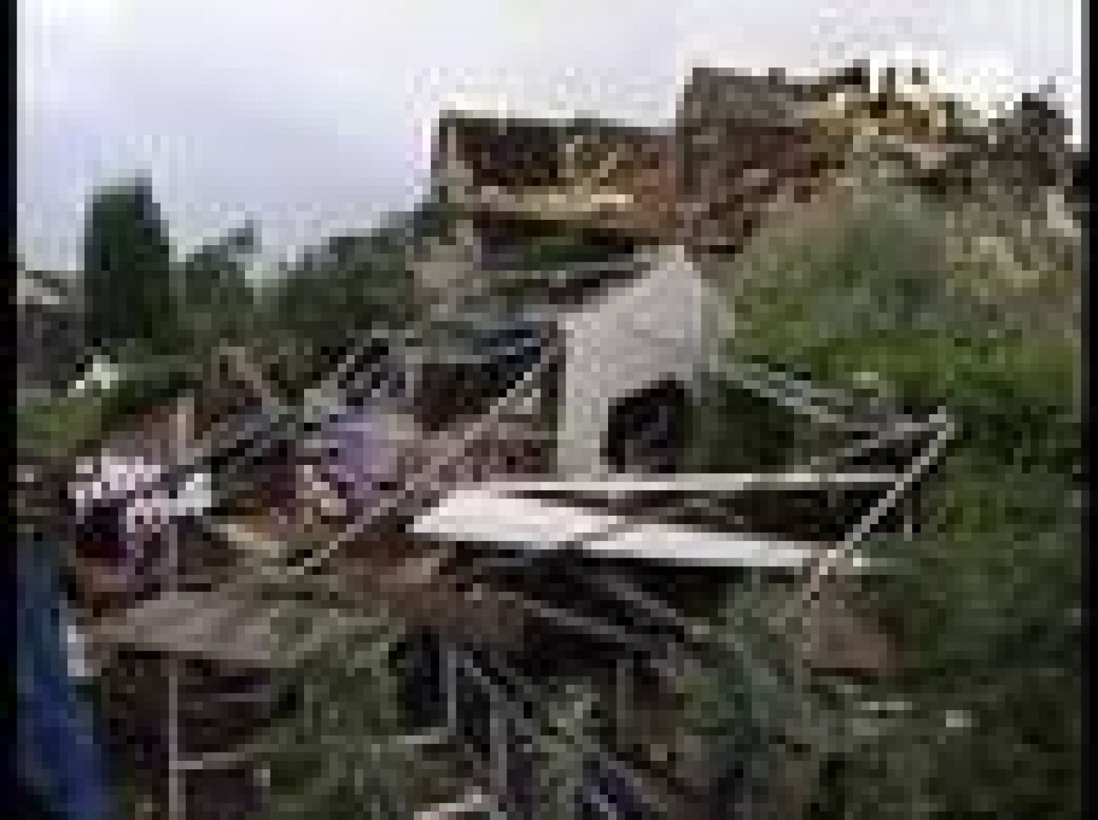 Los cadáveres han sido encontrados por los bomberos bajo los escombros de dos casas que se derrumbaron como consecuencia del fortísimo viento.