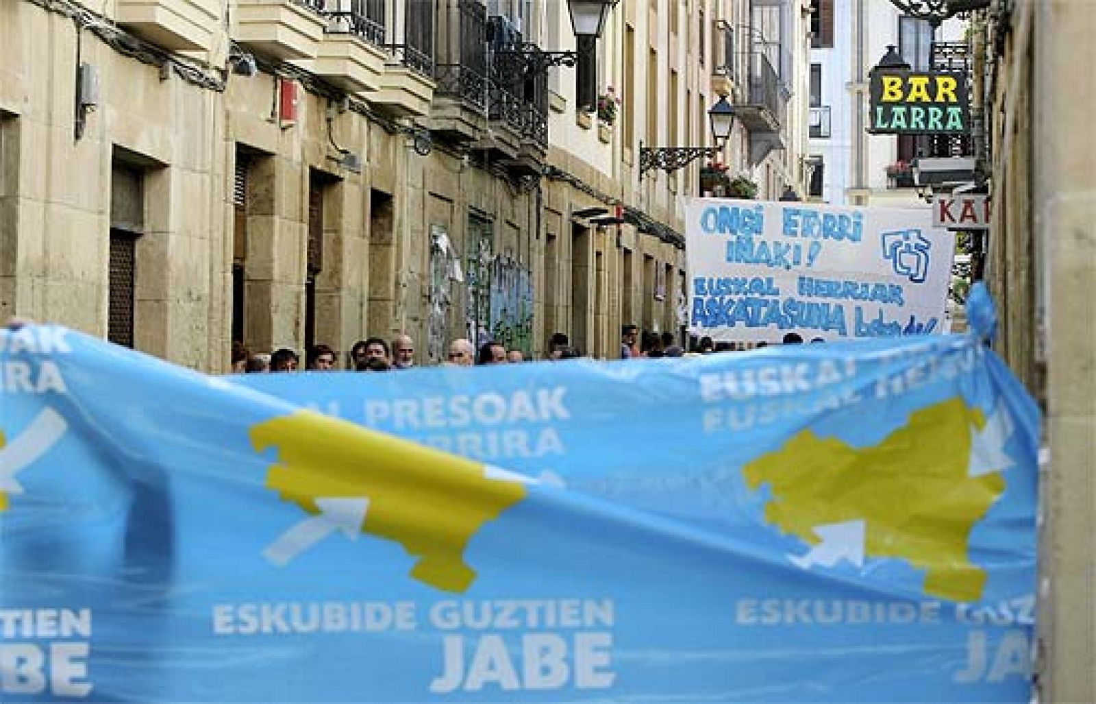  El juez Pablo Ruz, de la Audiencia Nacional, ha abierto una investigación para aclarar si hubo enaltecimiento del terrorismo en el acto de bienvenida al etarra De Juana Chaos que se celebró el sábado en San Sebastián. El juez dice que existen indicios de que se cometiera ese delito. 