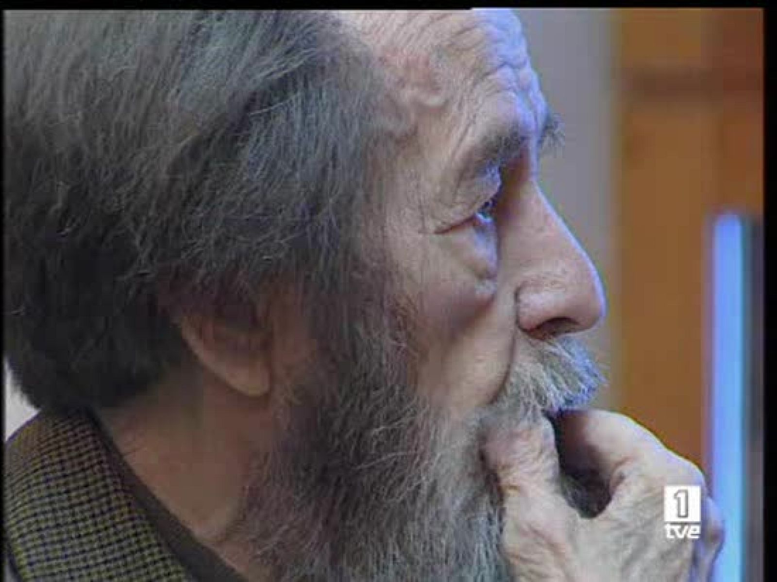 El Premio Nobel de Literatura en 1970, Alexander Solzhenitsin, autor del "Archipiélago Gulag", murió anoche en Moscú. Los primeros en presentar sus condolencias a la familia han sido el jefe de Estado ruso, Dmitri Med-védev, y el primer ministro, Vladímir Putin. Otros dignatarios como Sarkozy o Bush también han lamentado la muerte del mayor critico del estalinismo.