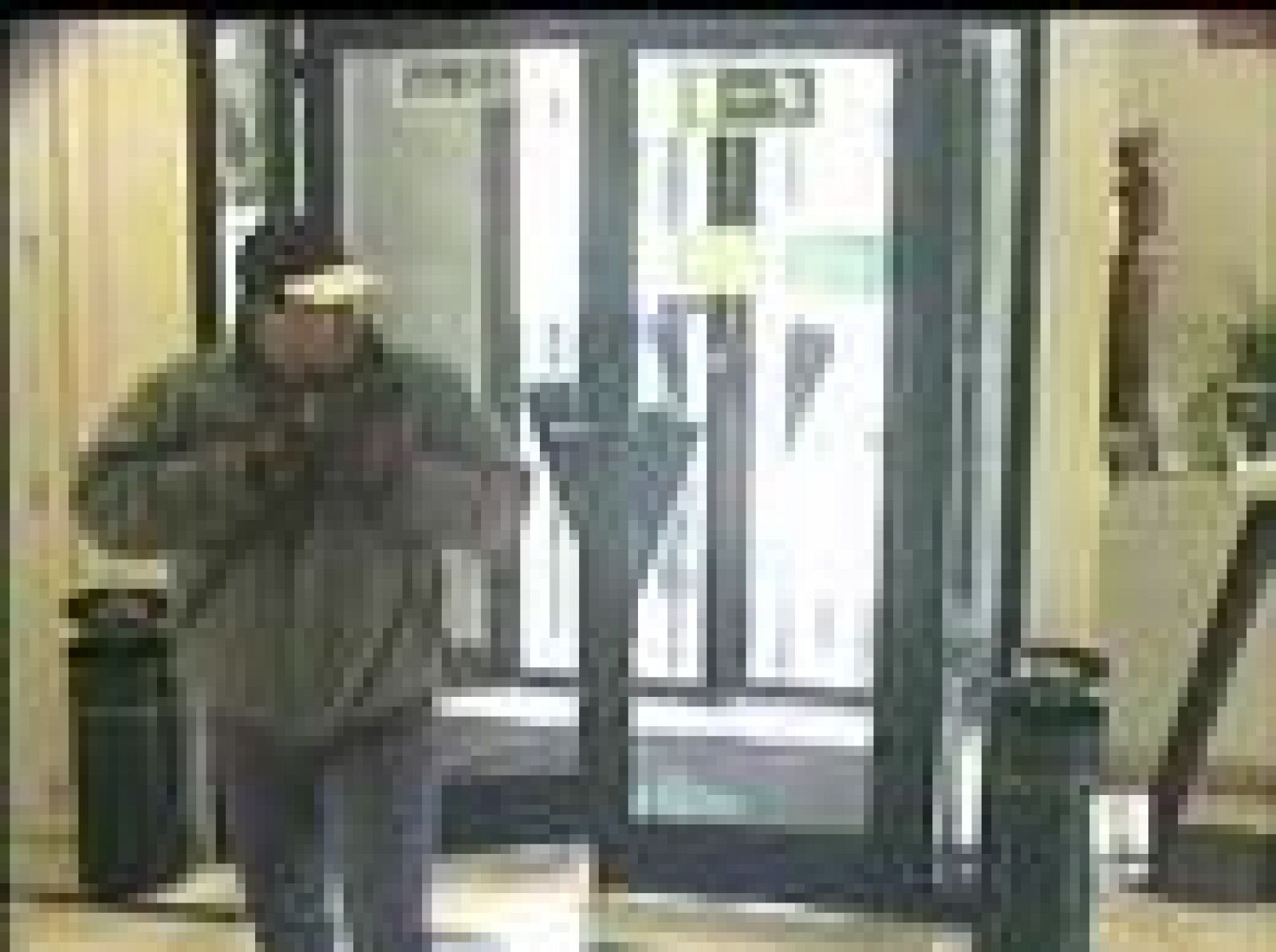 El cabecilla de la banda es un viejo conocido de la Guardia Civil porque le seguían la pista desde hace cinco años. Le atribuyen 36 atracos, en 2002, en su mayoría en el sur de España.