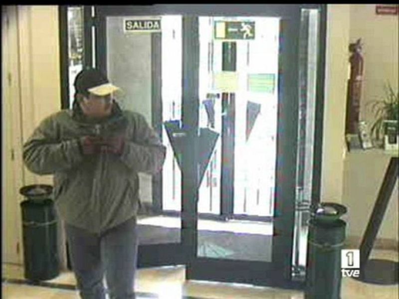 El cabecilla de la banda es un viejo conocido de la Guardia Civil porque le seguían la pista desde hace cinco años. Le atribuyen 36 atracos, en 2002, en su mayoría en el sur de España.