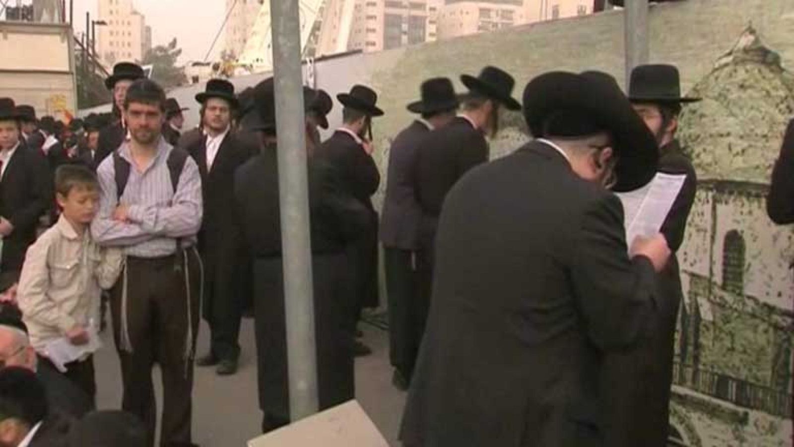 Miles de ultraortodoxos se manifiestan en Jerusalén y paralizan la ciudad