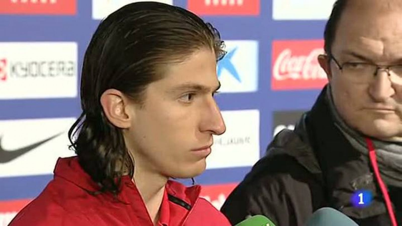 El lateral brasileño del Atlético de Madrid Filipe Luis aseguró hoy, tras el empate de su equipo frente al Real Madrid (2-2), que "no interesa" que el conjunto rojiblanco esté "arriba", en referencia a la desigualdad económica del campeonato de Liga.