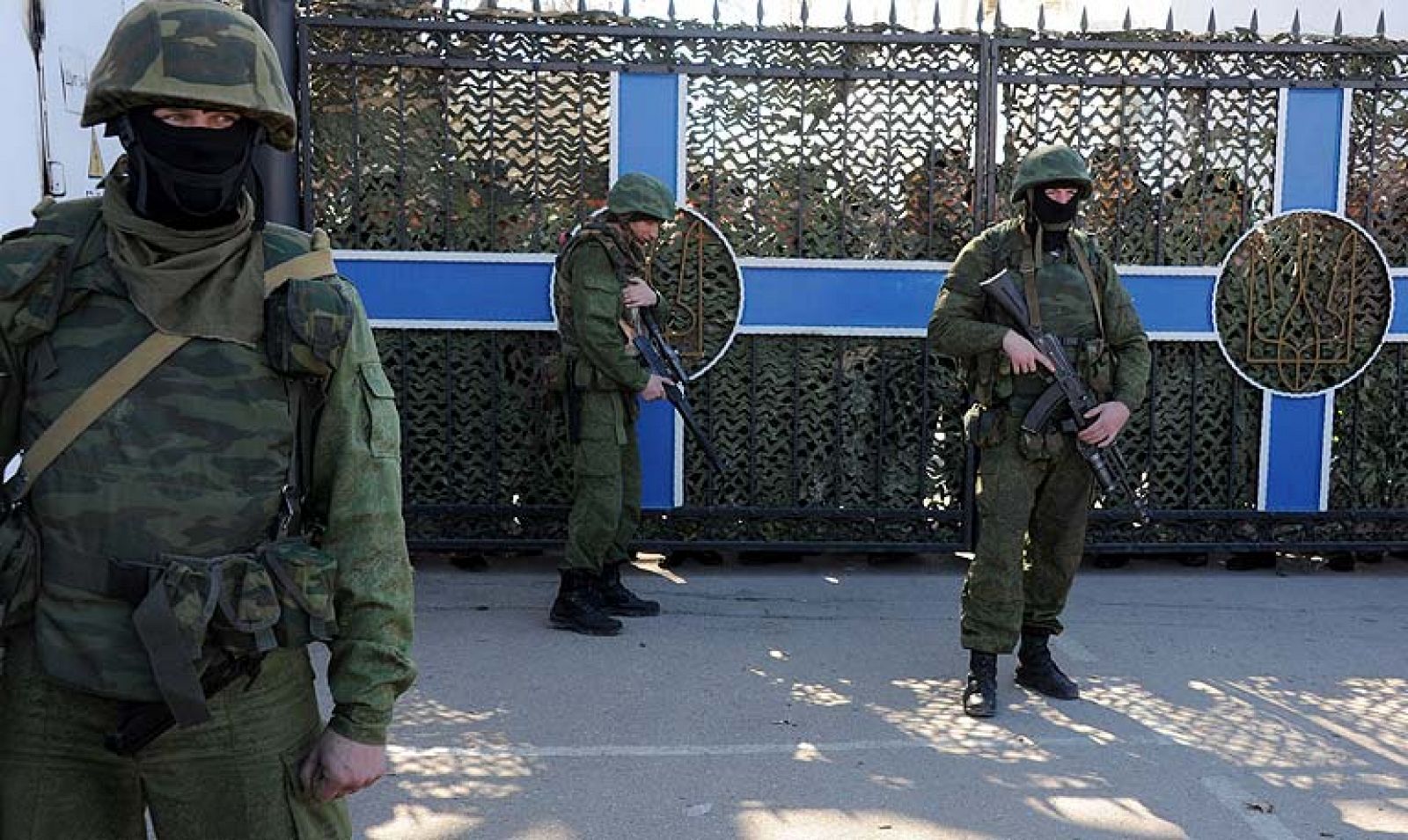 Rusia aumenta su presión sobre las tropas ucranianas en Crimea, pero niega un ultimátum | Ver