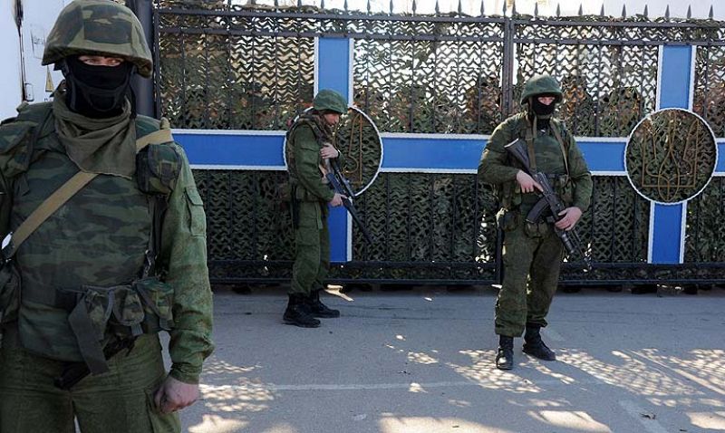 Rusia aumenta su presión sobre las tropas ucranianas en Crimea, pero niega un ultimátum | Ver