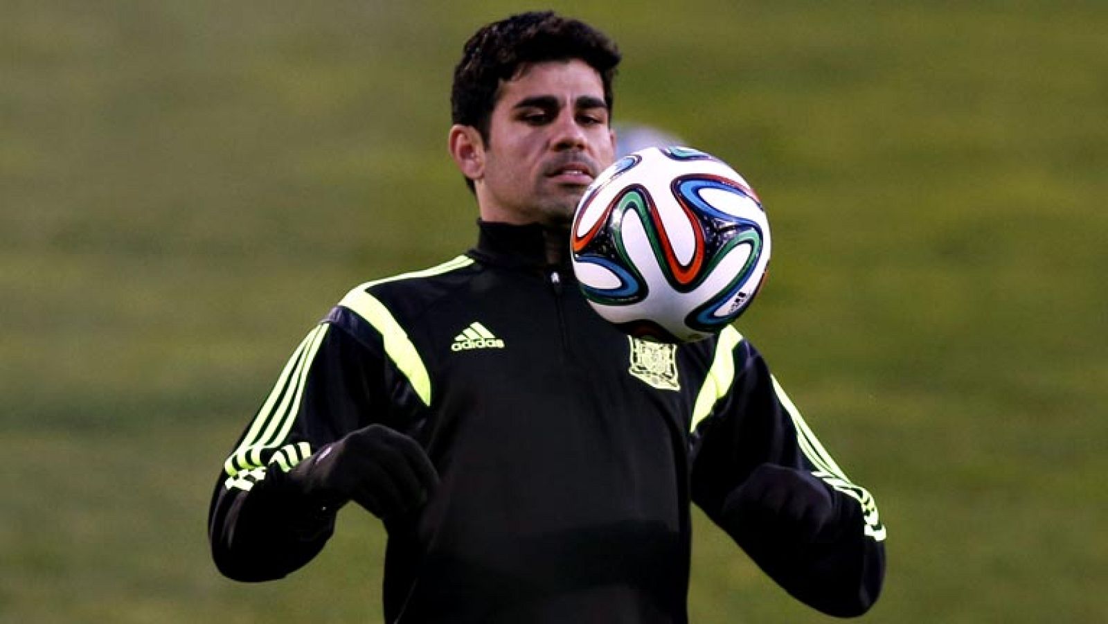 Diego Costa, nuevo internacional español, vivió su primer día formando parte de la Roja con nervios a su llegada, participando en anuncios de cara al Mundial de Brasil, conociendo a sus nuevos compañeros en la comida de equipo y completando un suave