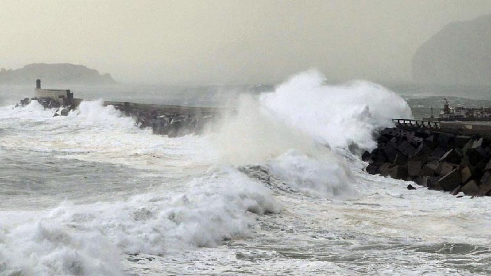 El temporal causa inundaciones y nuevos daños en el litoral cantábrico