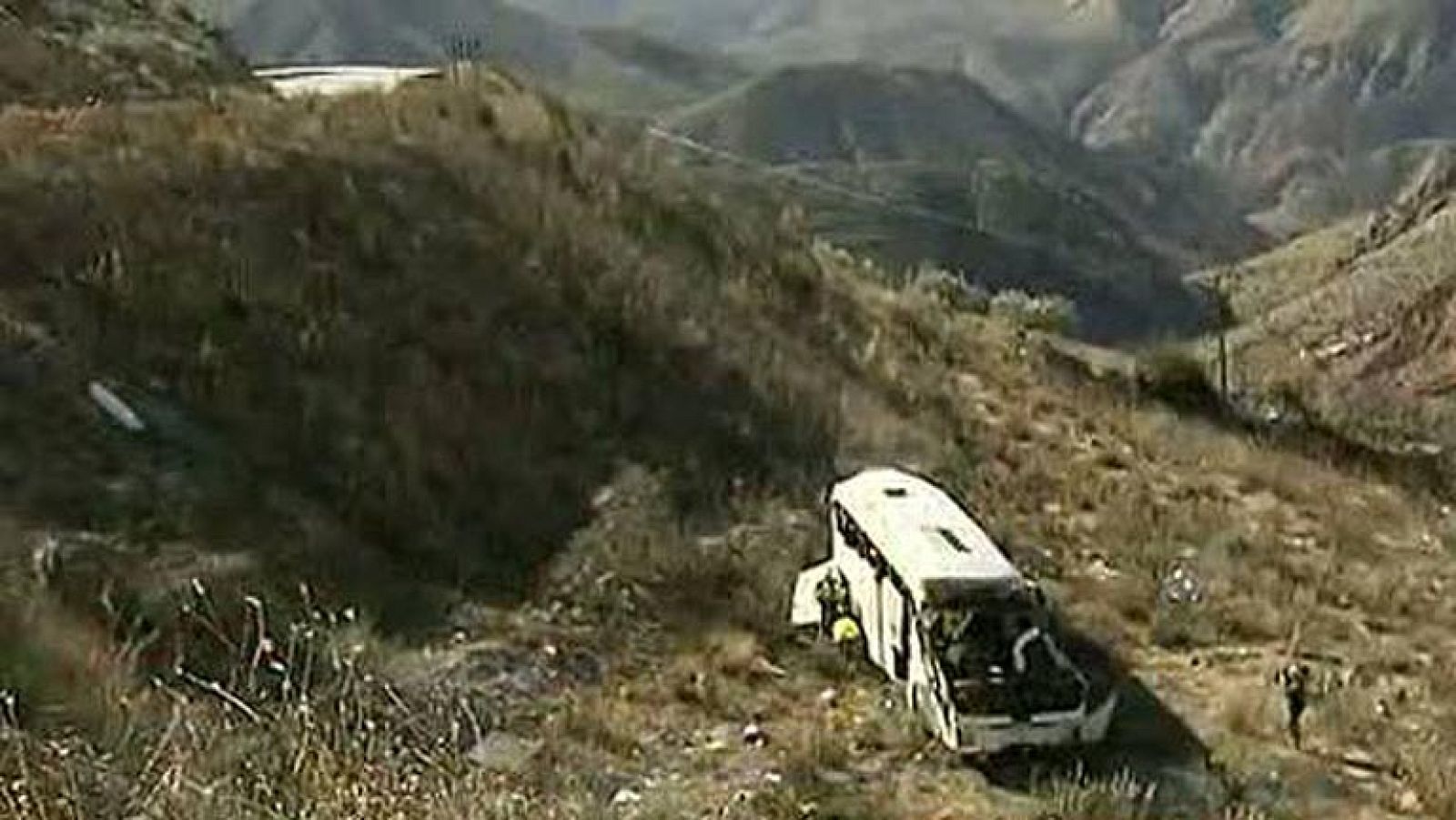 Dos heridos graves al despeñarse un autobús escolar en la localidad valenciana de Dos Aguas - Informativo 24h | Ver