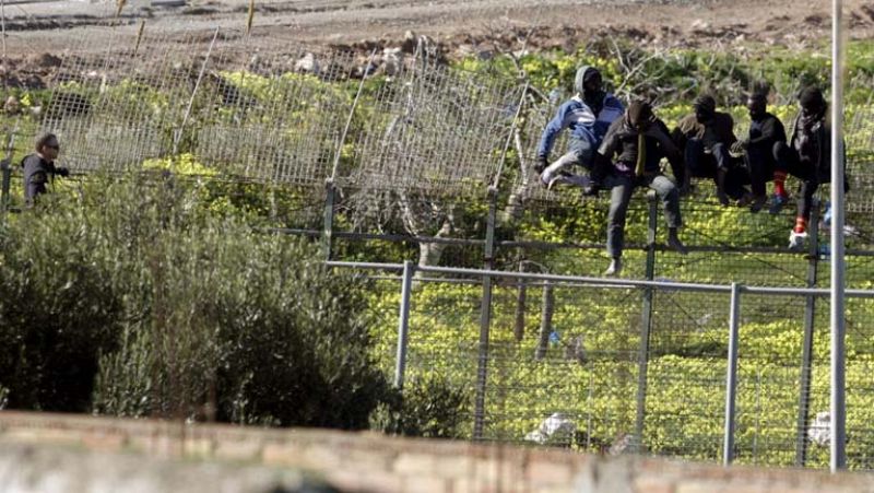 Mas de mil inmigrantes subsaharianos intentan saltar la valla que separa Ceuta de Marruecos 