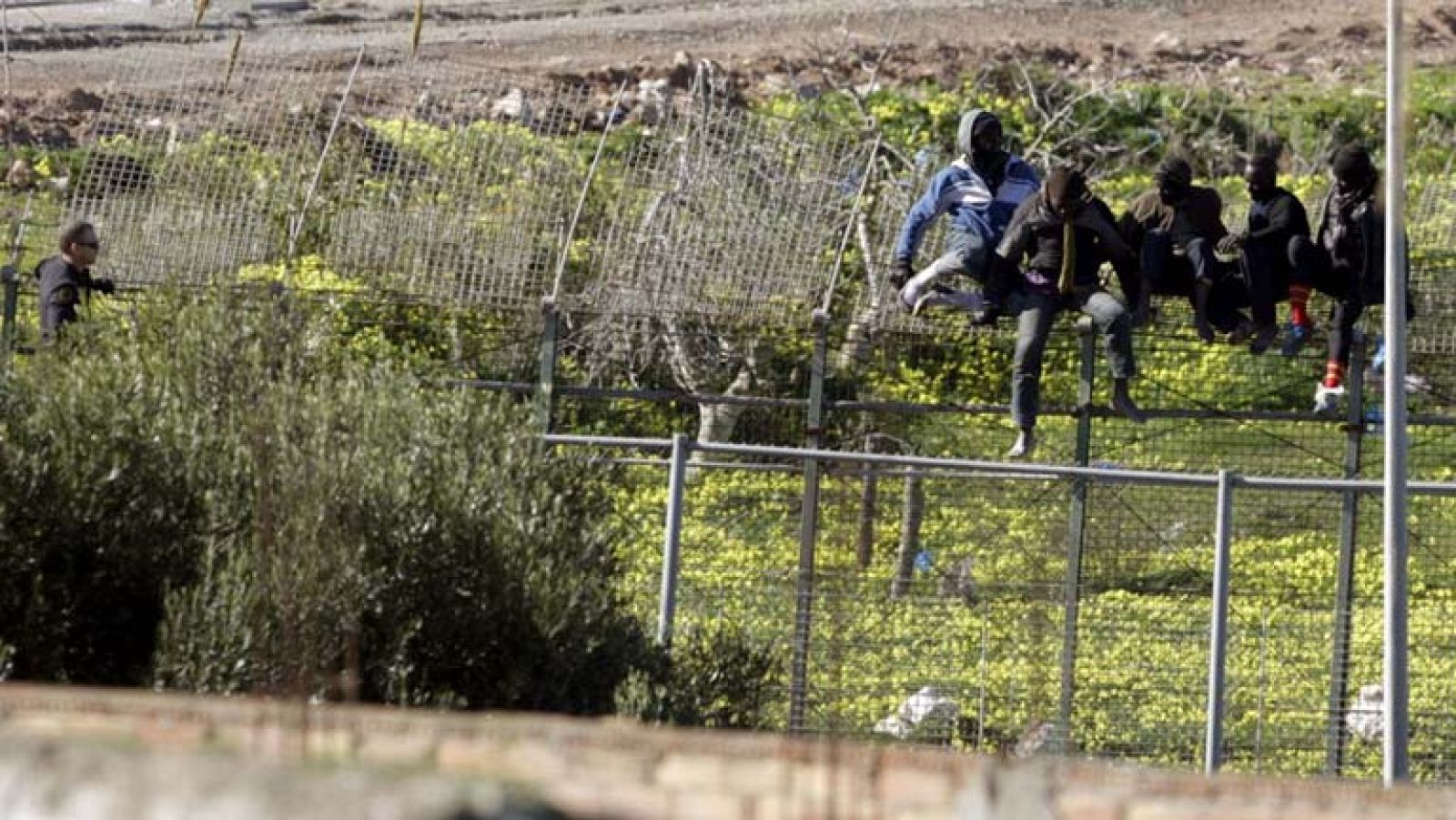 Mas de mil inmigrantes subsaharianos intentan saltar la valla que separa Ceuta de Marruecos 