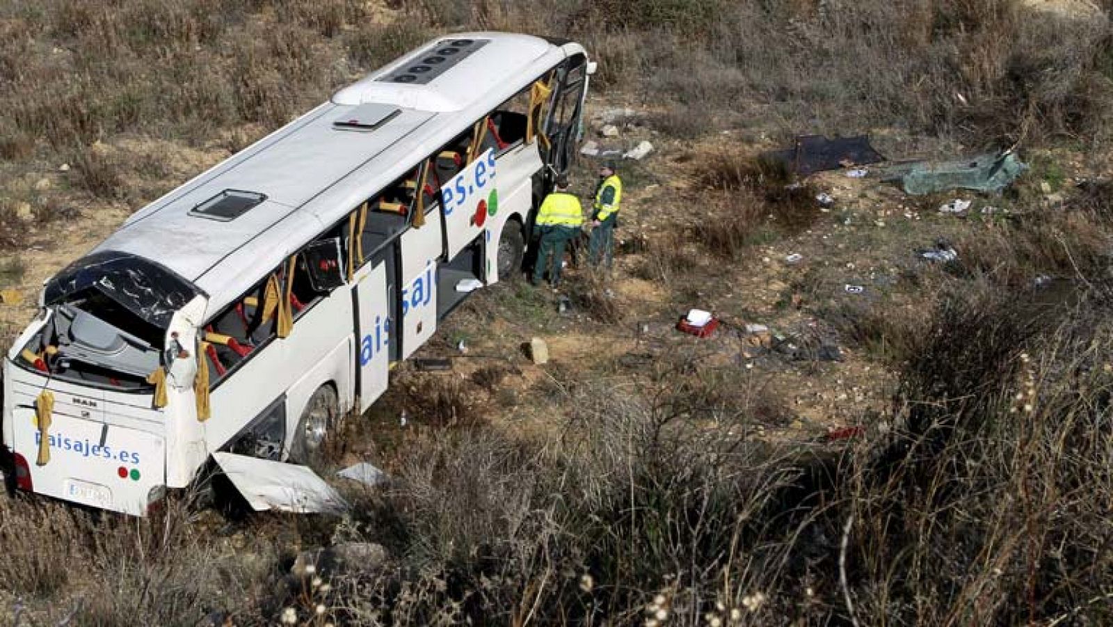 Dos estudiantes están graves tras caer por un terraplén el autobús en el que iban al instituto 