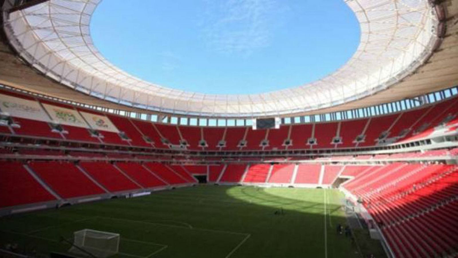 12 de junio de 2014. Esa es la fecha marcada en rojo para todos los amantes del fútbol. Ese día arrancará el Mundial de Brasil 2014 y justo cuando faltan 100 días para esa cita las dudas sobre si algunos estadios llegarán a tiempo siguen planeando en el horizonte.

El gobierno brasileño está empeñado en que así sea y para ello está haciendo un último esfuerzo. Más inversión y más personal para poder terminar los cuatro estadios, de las 12 sedes que habrá en el campeonato, que aún están en obras.