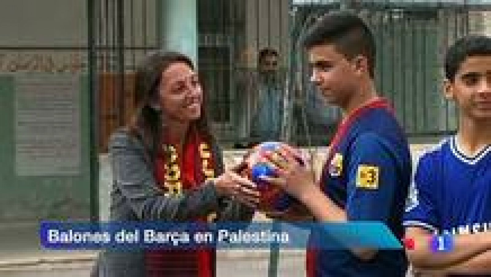 Telediario 1: Los niños palestinos de Kfar Sur vuelven a disfrutar del fútbol gracias al Barça | RTVE Play