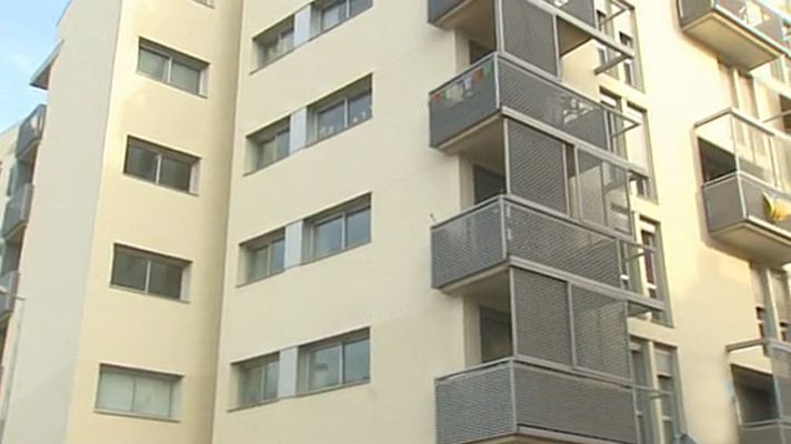 Telediario 1 - Cataluña aprueba un impuesto para los bancos con viviendas vacías