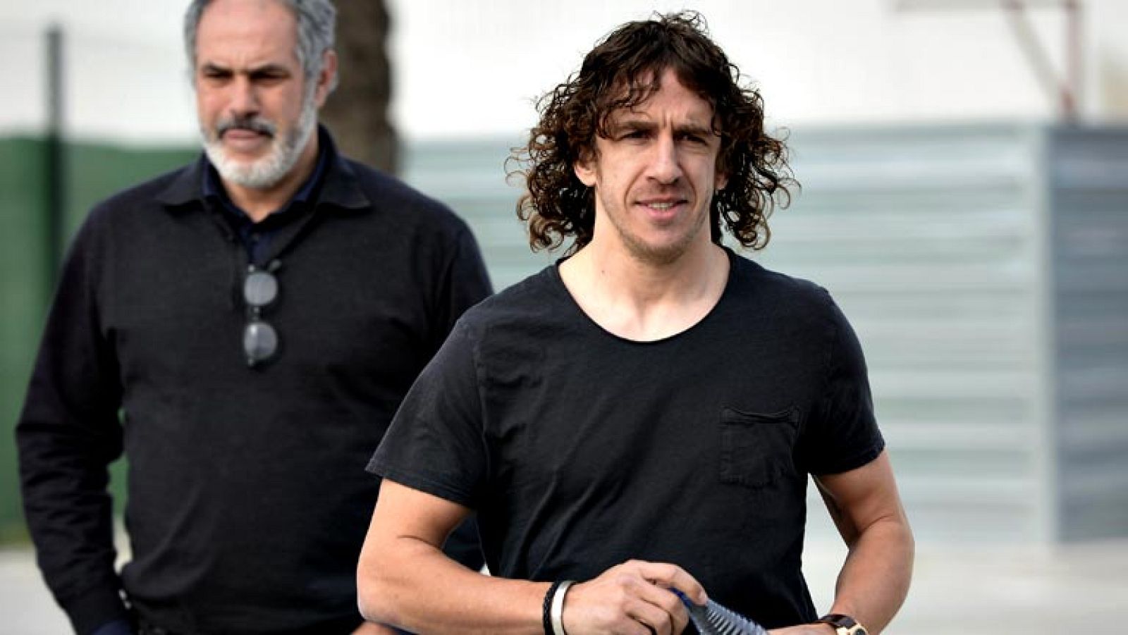 Jugadores del Barcelona, el presidente y numerosas personalidades dejaron mensajes de admiración hacia el capitán Carles Puyol en las redes sociales, tras escucharle anunciar hoy su adiós al club a final de temporada. El presidente del Barcelona Jose