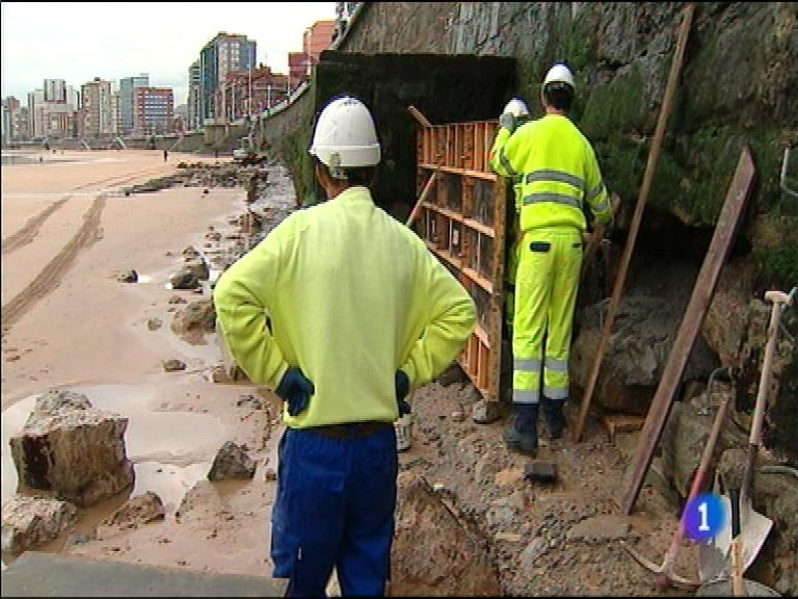  El Gobierno asturiano, reunido esta mañana en San Tirso de Abres, ha anunciado que destinará más de trescientos mil euros a obras de emergencia en las zonas litorales dañadas por el temporal, y reclamará también ayuda de la Unión Europea.La actividad en los pozos de Hunosa quedó paralizada esta mañana como respuesta a la convocatoria de huelga realizada por los sindicatos contra el recorte de plantilla. Hubo manifestación en Oviedo desde la sede de la empresa hasta la Delegación del Gobierno.