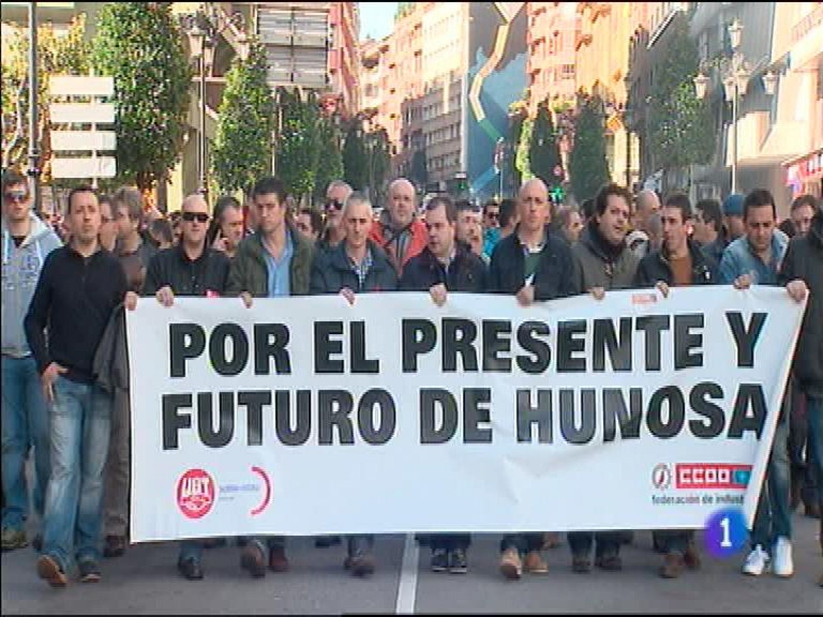  El Gobierno asturiano anuncia más de trescientos mil euros a obras de emergencia en las zonas dañadas por el temporal, y reclamará también ayuda de la Unión Europea.La actividad en los pozos de Hunosa quedó paralizada esta mañana como respuesta a la convocatoria de huelga realizada por los sindicatos contra el recorte de plantilla.