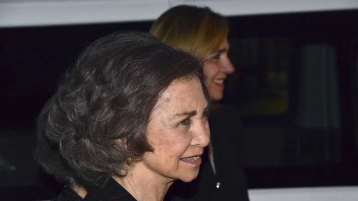  - La reina, acompañada por las infantas Elena y Cristina, viaja a Grecia