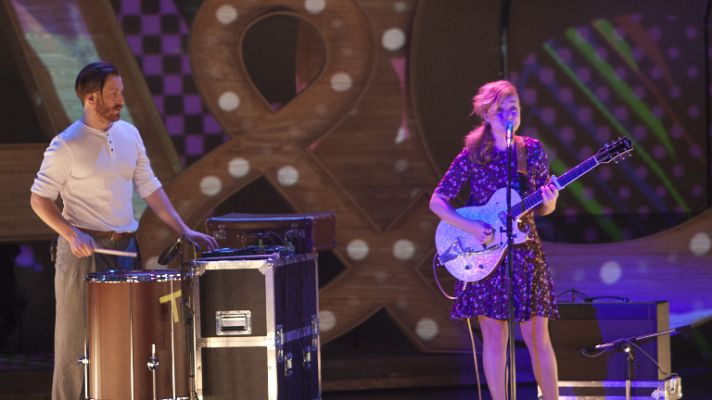 Alaska y Coronas - Russian Red interpreta "Michael P." en directo