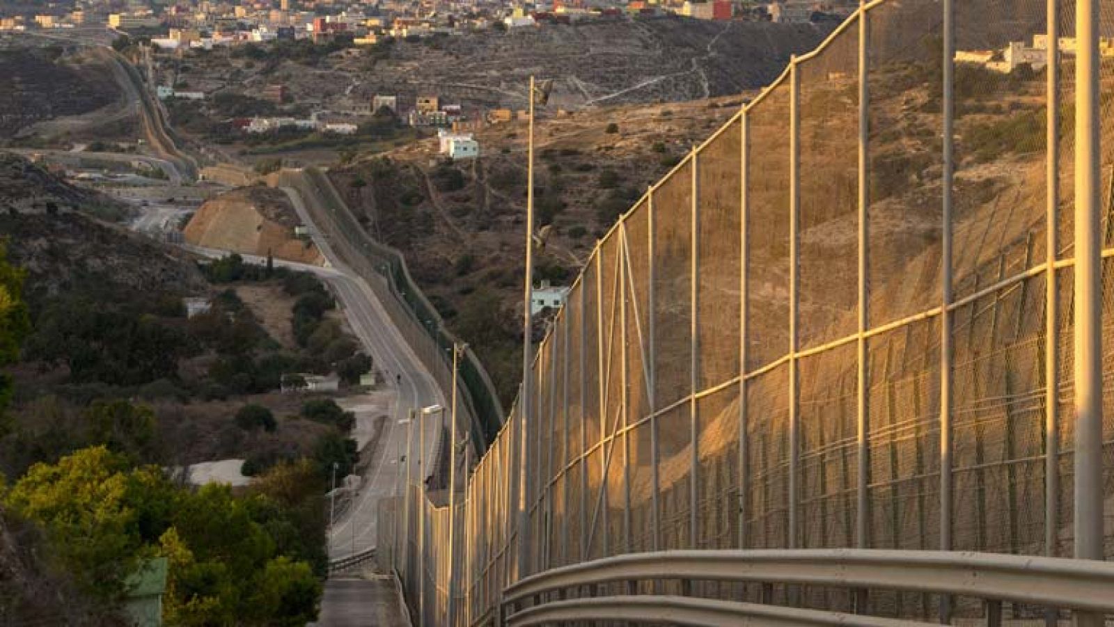 Sin programa: La policía marroquí evita que un vehículo kamikaze con 17 inmigrantes atravesara la frontera  en Melilla  | RTVE Play