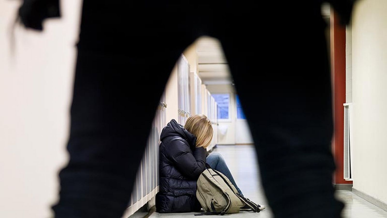 Una menor de 13 años da una brutal paliza a otra adolescente, en un instituto de Sabadell