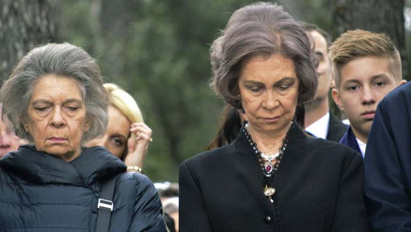 La reina Sofía con su familia asiste a una ceremonia religiosa por los 50 años de la muerte de su padre, en Grecia