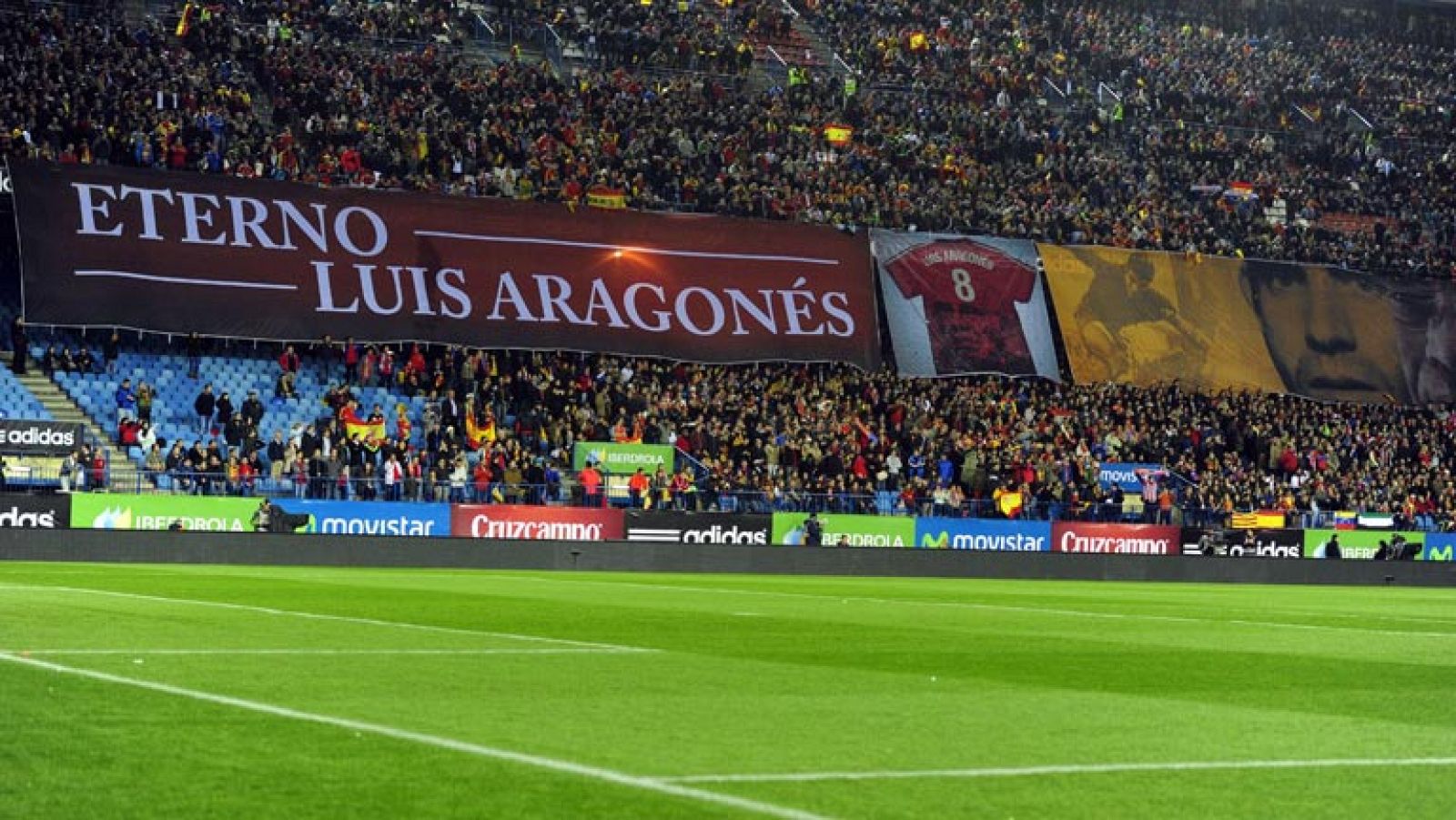 Telediario 1: Emotivo homenaje a Luis Aragonés en el España - Italia | RTVE Play