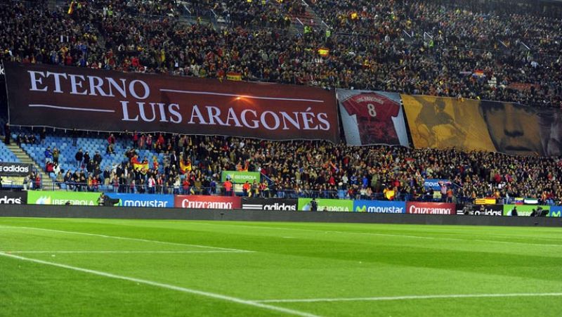 Emotivo homenaje a Luis Aragonés en el España - Italia 
