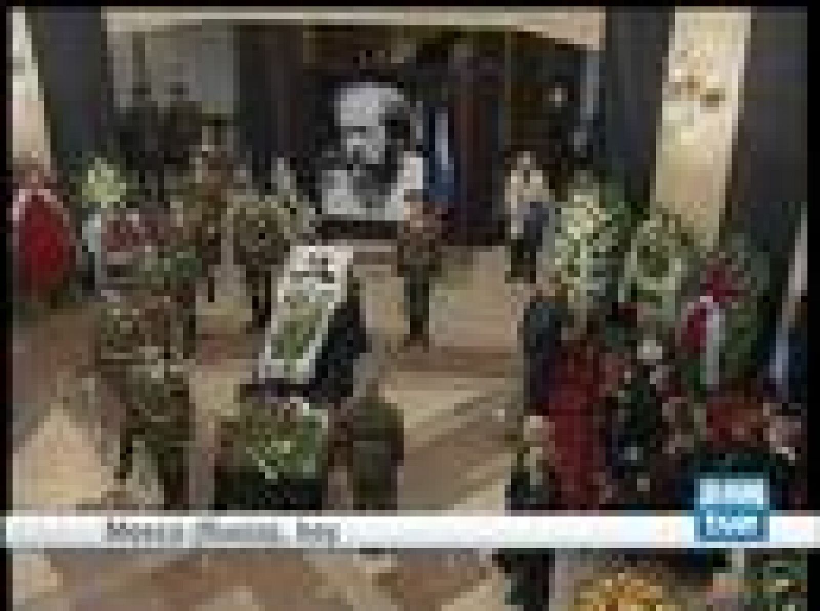 Los moscovitas se despiden del escritor ruso Alexandr Solzhenitsinen la capilla ardiente en la sede de la Academia de Ciencias de Rusia.