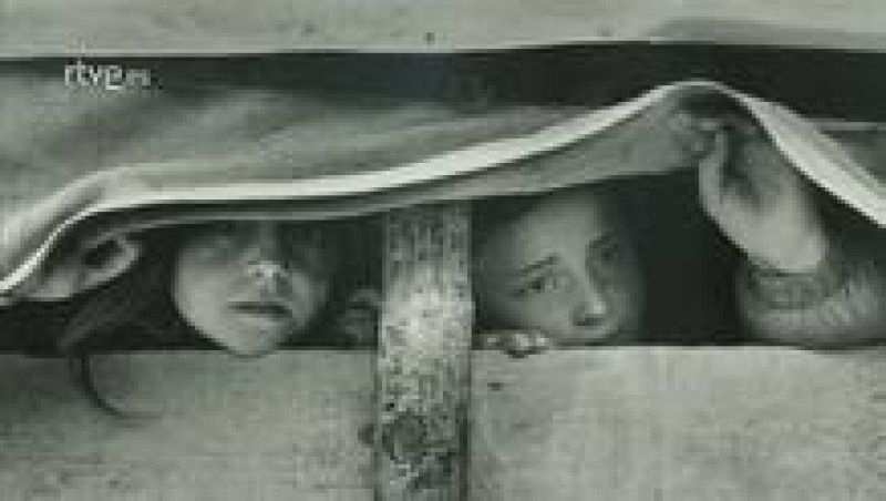 Imprescindibles - Gervasio Snchez - Sandra Balsells comenta la fotografa de Gervasio Snchez 'Dos nias refugiadas albano kosovares escondidas en un camin'