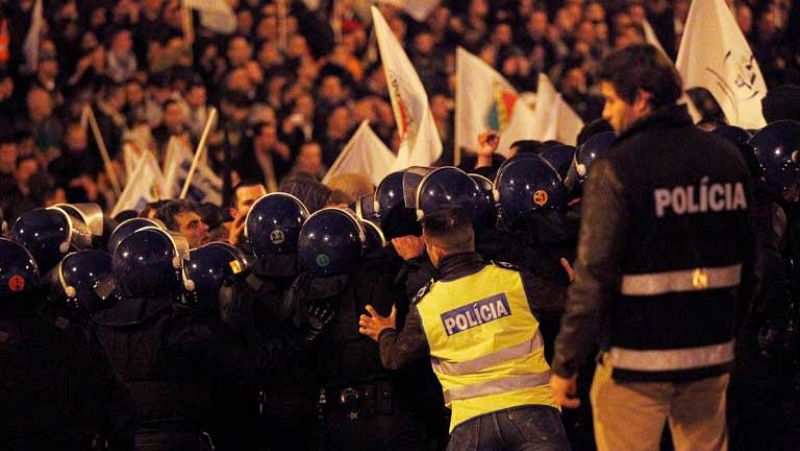 La protesta de los policías portugueses ante el Parlamento deja 10 heridos leves