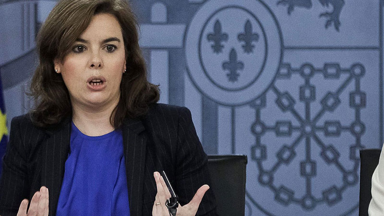 La vicepresidenta del Gobierno, Soraya Sáenz de Santamaría, ha defendido que cuestiones como la celebración de un referéndum, deben cumplir "en cada estado los procedimientos constitucionales" "para que sean reconocidos en el ámito de la legalidad internacional". "Crimea tiene poco que ver con Cataluña, pero el derecho internacional sí es general para todos", ha matizado la vicepresidenta.