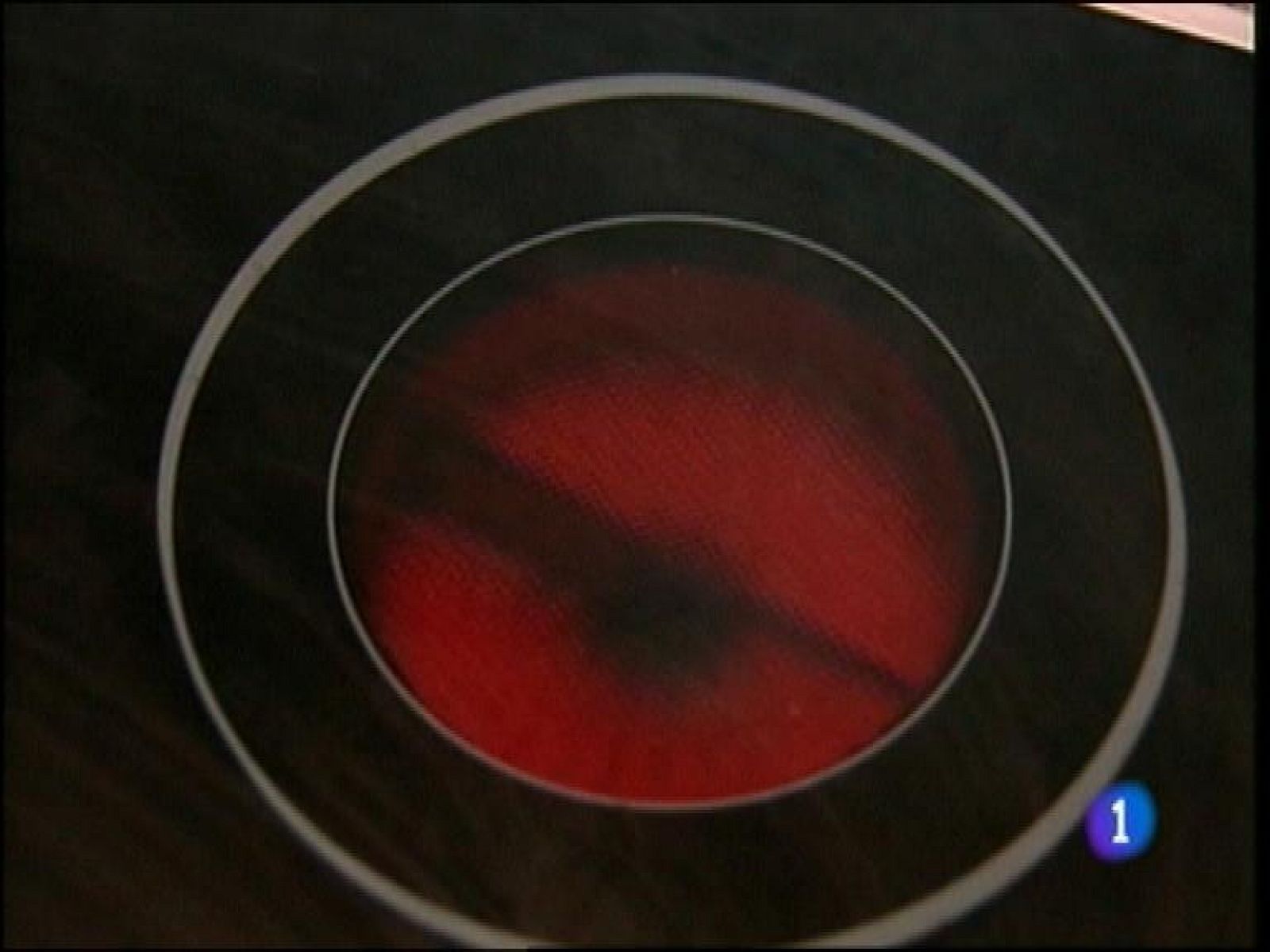  El consumo de alcohol sube un 23 por ciento entre los más jóvenes en Asturias.La Unión de consumidores ha denunciado hoy que la nueva tarifa eléctrica que se implantará el 1 de abril es ilegal.